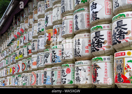 Tokyo, Japan - 14. Juni 2015 - Sake Fässer Line Up auf dem Display vor dem Eingang des Meiji Schrein in Tokio, Japan, am 14. Juni 2015 Stockfoto