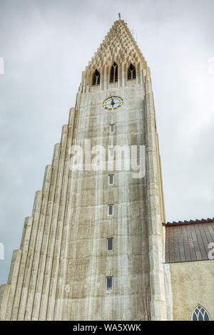 Die berühmte Kathedrale Kirche Hallgrimskirkja in der Innenstadt von Reykjavik, Island Stockfoto