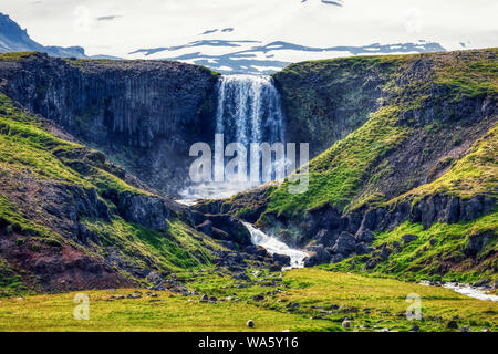 Panorama Blick auf kerlingarfoss Wasserfall in der Nähe von olafsvik auf Island, Sommer Stockfoto