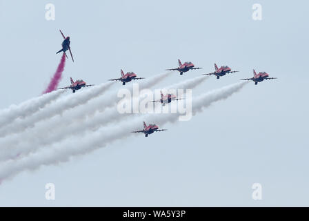 Chicago, Illinois, USA. 17 Aug, 2019. Die Royal Air Force Aerobatic Team - rote Pfeile, geben Sie die (Demonstration), nachgestellte weißen und roten Rauch. Samstag war der erste von zwei Tage in Chicago 61. jährlichen Luft und Wasser zeigen am Ufer des Lake Michigan, 17. August 2019. Bild: Rob Dicker/ZUMA Draht/Alamy leben Nachrichten Stockfoto