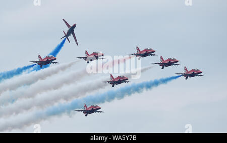 Chicago, Illinois, USA. 17 Aug, 2019. Die Royal Air Force Aerobatic Team - rote Pfeile, geben Sie die (Demonstration), nachgestellte roten, weißen und blauen Rauch. Samstag war der erste von zwei Tage in Chicago 61. jährlichen Luft und Wasser zeigen am Ufer des Lake Michigan, 17. August 2019. Bild: Rob Dicker/ZUMA Draht/Alamy leben Nachrichten Stockfoto