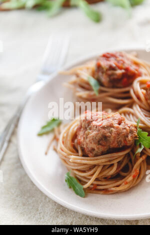 Original italienische Spaghetti mit Fleischbällchen in Tomatensauce. Stockfoto