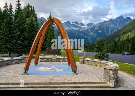 Der Bogen am Trans-Canada Highway Denkmal, Rogers Pass National Historic Site, Glacier National Park, British Columbia, Kanada Stockfoto