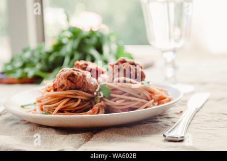 Original italienische Spaghetti mit Fleischbällchen in Tomatensauce. Stockfoto