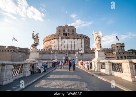 Rom, Italien. 17 Mai 2017: Blick auf das Castel Sant'Angelo oder Mausoleum des Hadrian auf Sant'Angelo Brücke entlang der Tiber. Stockfoto