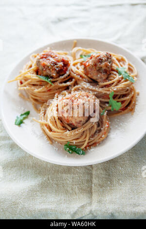 Original italienische Spaghetti mit Fleischbällchen in Tomatensauce. Stockfoto
