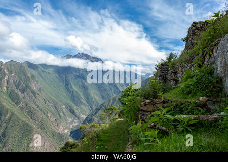 Pinchinuyok alten Inka Ruinen mit großer Höhe Landschaft, Berge und Wolken über die grüne Schlucht. Die choquequirao Trek nach Machu Picchu, werden Stockfoto