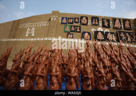 Pferdestatuen für Verkauf von Kunsthandwerk Surajkund Mela Surajkund, Faridabad, Haryana, Indien Stockfoto