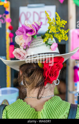 30-40 Jahre alten weiblichen Erwachsenen verschleißt sehr bunte Kleidung für eine Fiesta in Santa Barbara, Kalifornien, während Sie in einem Lebensmittel Leitung wartet. Stockfoto