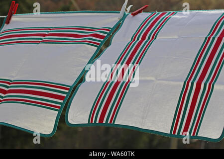 Servietten heraus hängen an einem breezy Tag in Italien mit traditionellen italienischen Farben trocknen Stockfoto