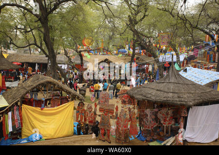 Gemälde zum Verkauf an Surajkund Kunsthandwerk Mela, Surajkund, Faridabad, Haryana, Indien Stockfoto