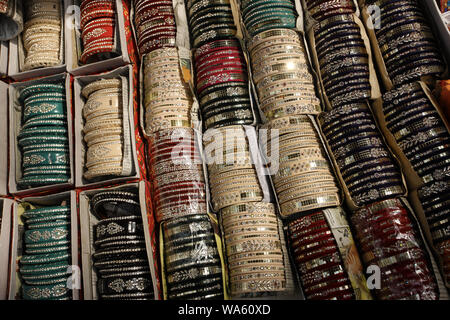 Armbänder zum Verkauf an Surajkund Kunsthandwerk Mela, Surajkund, Faridabad, Haryana, Indien Stockfoto