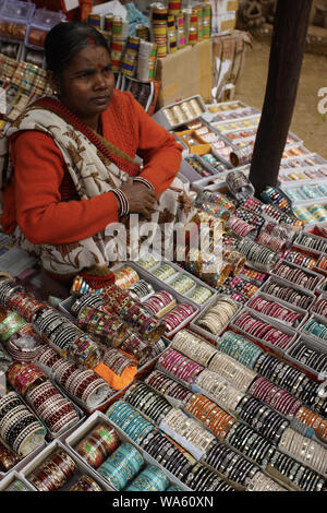 Frau verkauft Armbänder in Surajkund Crafts Mela, Surajkund, Faridabad, Haryana, Indien Stockfoto