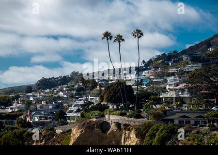 Häuser am Hang mit Blick auf das Meer in Laguna Beach, Orange County, Kalifornien, USA Stockfoto