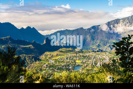 Landschaft mit Cilaos Stadt im Cirque de Cilaos, La Reunion Insel Stockfoto