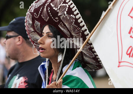 Counterprotesters in Mexikanischen regalia sammeln während der "nationalen Terrorismus" Kundgebung an Tom McCall Waterfront Park am August 17, 2019 in Portland, Oregon. Organisiert als Protest gegen Antifaschisten durch Rechtsradikale radio host Joe Biggs und Mitglieder der Stolzen Jungen, die Rallye zog ein großes Kontingent der counterprotesters einschließlich Rose City Antifa. PopMob (Mobilisierung) ist eine lokale Gruppe von Aktivisten mit dem Ziel, Menschen begeistern die Alt-gegen-Rechts durch Kunst, Selbstdarstellung und Leistung. Stockfoto