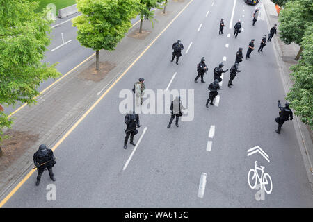 Portland Polizei sammeln während der "nationalen Terrorismus" Kundgebung an Tom McCall Waterfront Park am August 17, 2019 in Portland, Oregon. Organisiert als Protest gegen Antifaschisten durch Rechtsradikale radio host Joe Biggs und Mitglieder der Stolzen Jungen, die Rallye zog ein großes Kontingent der counterprotesters einschließlich Rose City Antifa. Stockfoto