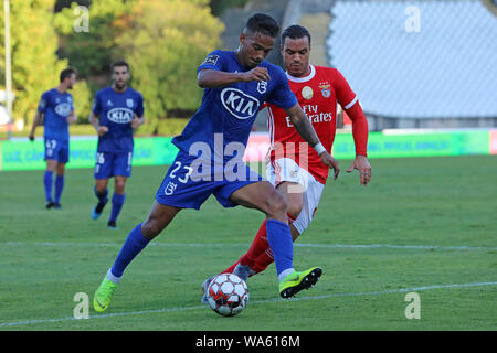 Diogo Calila von BELENENSES TRAURIG (L) und Raúl de Tomás von SL Benfica (R) in Aktion während der Liga Nrn. 2019/20 Fußballspiel zwischen Belenenses traurig und SL Benfica. (Final Score: Belenenses TRAURIG 0 - 2 SL Benfica) gesehen. Stockfoto