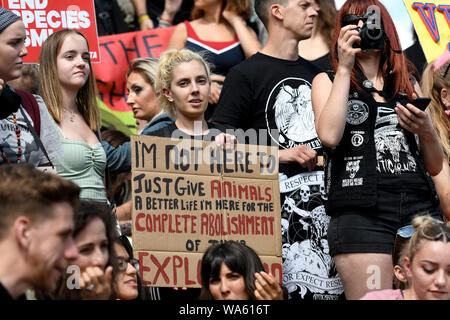 Ein Aktivist hält ein Plakat während des Protestes in London. Tierschützer in Central London marschierten gegen Tierquälerei zu protestieren und auch auf die Fischerei, Viehzucht und Tierversuche zu verlangen. Stockfoto