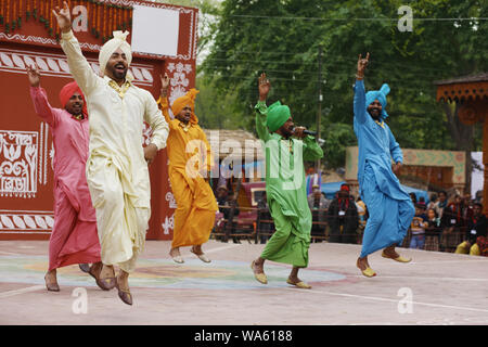Männliche Bhangra-Tänzer treten in Surajkund Crafts Mela, Surajkund, Faridabad, Haryana, Indien auf Stockfoto