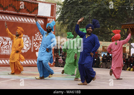 Männliche Bhangra-Tänzer treten in Surajkund Crafts Mela, Surajkund, Faridabad, Haryana, Indien auf Stockfoto