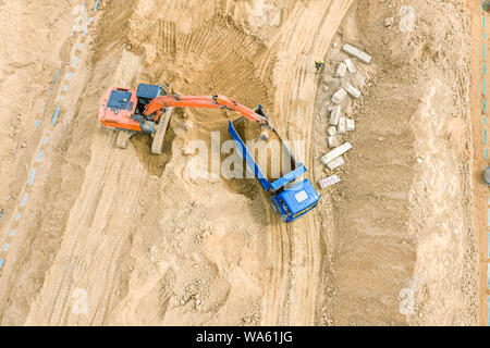 Antenne Blick von oben auf die industriellen Maschinen tun Erdbewegung arbeitet auf der Baustelle Stockfoto