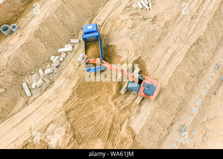 Antenne Blick von oben auf die gebrauchte Baumaschinen und Lkw auf der Baustelle arbeiten Stockfoto
