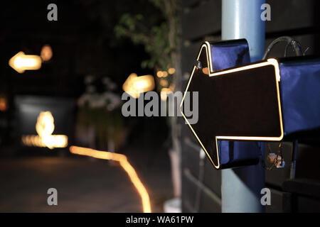 Lichtspuren in Form des Pfeils Stockfoto