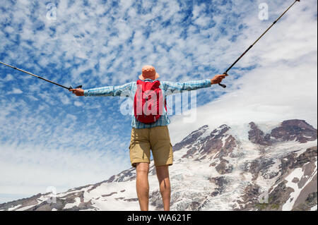 Männliche in Wanderung im Mount Rainier National Park, Washington, USA Stockfoto