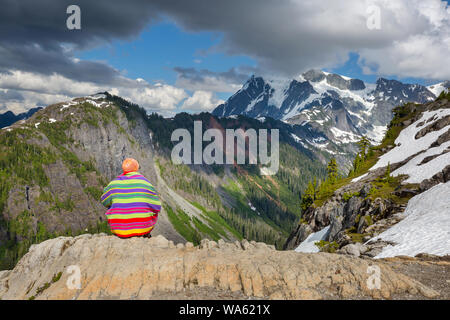 Mann auf schönen Peak Mount Shuksan in Washington, USA suchen Stockfoto