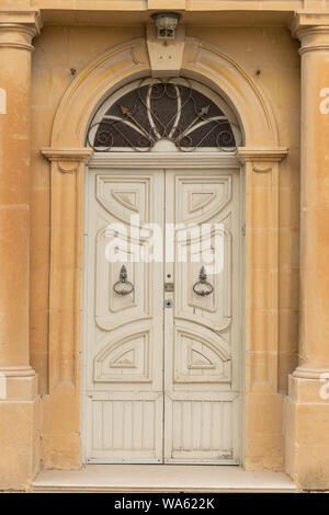 Alte Tür, verwitterte, mehrstufige, Charakter Stockfoto
