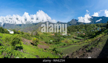 Landschaft mit Cilaos Stadt im Cirque de Cilaos, La Reunion Insel Stockfoto