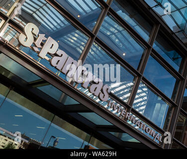 LONDON, Großbritannien - 02. AUGUST 2018: Schild an der Außenseite des internationalen Bahnhofs St. Pancras Stockfoto