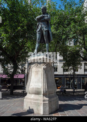 PARIS, FRANKREICH - 02. AUGUST 2018: Statue von Pierre Augustin Caron de Beaumarchais (von L Clausade) an der Anschlussstraße der Rue Saint-Antoine und der Rue des Tournellles Stockfoto