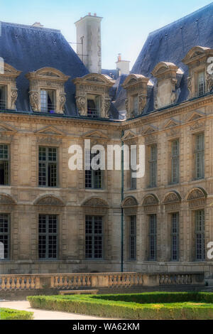 PARIS, FRANKREICH - 02. AUGUST 2018: Die attraktiven Häuser rund um den Place des Vosges Stockfoto