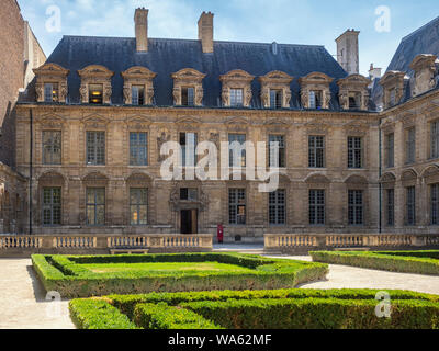 PARIS, FRANKREICH - 02. AUGUST 2018: Die attraktiven Häuser und Gärten am Place des Vosges Stockfoto