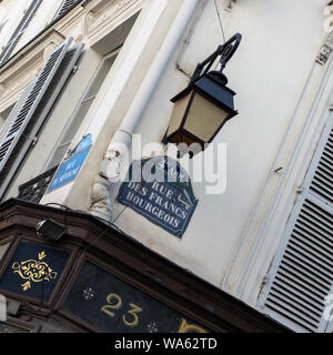 PARIS, FRANKREICH 02. AUGUST 2018: Straßenschild für die Rue des Francs Bourgeois im Viertel Marais Stockfoto