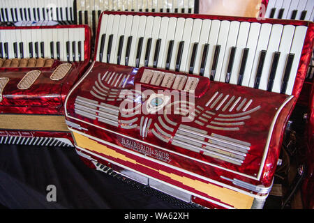 Akkordeons für Verkauf an den Cotati Akkordeon Festival, Sonoma County, Kalifornien. Stockfoto