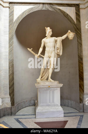 Vatikanstadt - April 5, 2016: Perseus Statue, von Antonio Canova geschnitzt. Die Statue zeigt die triumphierende Perseus, die den abgetrennten Kopf der Medusa Stockfoto