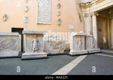 Rom, Italien, 6. APRIL 2016: Kapitolinischen Museen Innenhof mit Teilen der riesigen Marmor statue von Kaiser Konstantin, Rom, Italien. Stockfoto