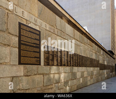 PARIS, FRANKREICH - 02. AUGUST 2018: Die Mauer der Gerechten am Memorial de la Shoah (Holocaust-Museum in Paris). Stockfoto