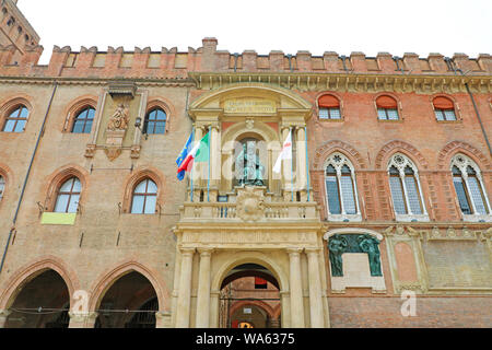 Palazzo d'Accursio ist Bologna City Hall, in 1290 gebaut, mit Blick auf die Piazza Maggiore, heute Sitz der Stadtverwaltung von Bologna, Italien. Stockfoto