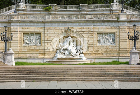 Der Brunnen der Nymphe und Seepferdchen in der Montagnola Park in Bologna, Italien. Stockfoto