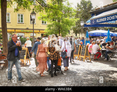 München, Deutschland - August 16, 2019 die Zahl der lokalen Käufer und Touristen mischen sich gemeinsam am Viktualienmarkt, Biergarten und der Open-air-Markt für Lebensmittel und Delic Stockfoto