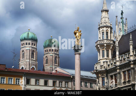 München, Deutschland - Blick auf die Türme der Frauenkirche, München Dom, ein Höhepunkt der gotischen Rathaus und im Vordergrund die Go Stockfoto