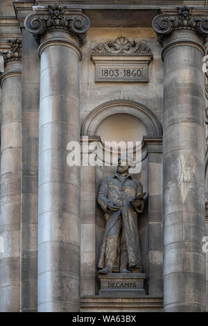 PARIS, FRANKREICH - 02. AUGUST 2018: Die Statue von Alexandre-Gabriel Decamps (von Alfred-Charles Lenoir) befindet sich an der Ostfassade des Hotel-de-Ville Stockfoto