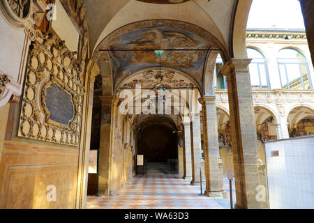 BOLOGNA, Italien - 22 JULI 2019: Archiginnasio in Bologna ist eines der wichtigsten Gebäude in der Stadt Bologna, einmal im Hauptgebäude des Stockfoto