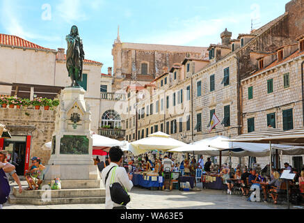 DUBROVNIK, KROATIEN - Juli 11,2019: Main Gundulic Square mit Skulptur von Ivan Gundulic. Stockfoto