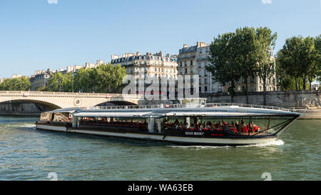 PARIS, FRANKREICH - 02. AUGUST 2018: Modernes Ausflugsboot auf der seine Stockfoto