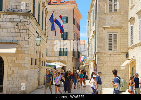 DUBROVNIK, KROATIEN - Juli 12,2019: Touristen, die in der Altstadt von Dubrovnik, Kroatien. Stockfoto